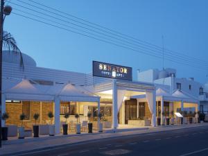 un edificio con un cartel que lee Sexton Home Bar en Senator Hotel Apartments - Adults Only, en Ayia Napa