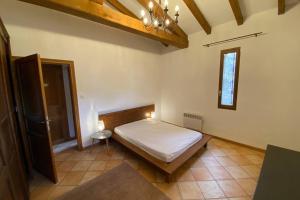 A bed or beds in a room at Maison typique corse à 10 min d'Ajaccio et plages