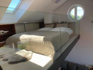 een slaapkamer met een bed met een glazen wand bij Apartmán Pálava - 1 in Pavlov