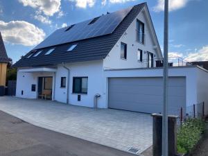 een huis met zonnepanelen op het dak bij Zeitfrei-Apartments in Kirchheim unter Teck