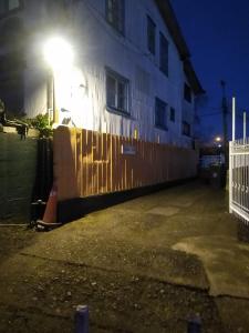 ein Gebäude mit Straßenbeleuchtung neben einem Zaun in der Unterkunft Islanet Hostel & Bar in Puerto Montt