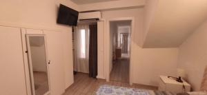 ein Wohnzimmer mit einem Zimmer mit einer Decke in der Unterkunft La Casa nel Borgo sul Lago in Pisogne