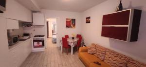 ein Wohnzimmer mit einem Sofa und einem Tisch in der Unterkunft La Casa nel Borgo sul Lago in Pisogne