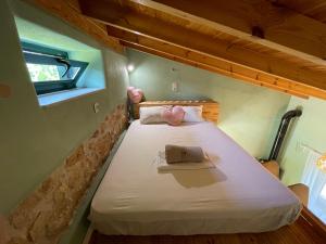 małą sypialnię z łóżkiem w pokoju w obiekcie Maria`s Peaceful Nest w Chanii