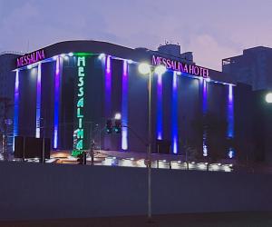 un edificio con luces azules y moradas. en Motel Messalina en São Paulo