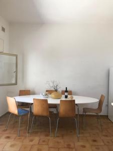 une salle à manger avec une table et des chaises blanches dans l'établissement VILLA ANGELA splendida villa a stone's throw from the sea, à San Pietro in Bevagna