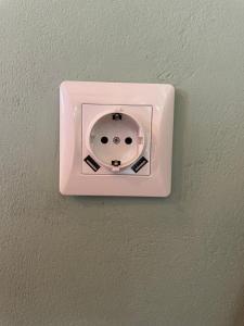 un interrupteur blanc avec un visage sur un mur dans l'établissement Maria`s Peaceful Nest, à La Canée