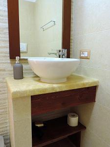 Koupelna v ubytování Sa Fabbrica de Sant'Anna + 8 fotografií