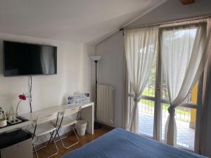 A television and/or entertainment centre at Villa Ghisolfa by Rhospitality it