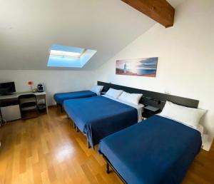 A television and/or entertainment centre at Villa Ghisolfa by Rhospitality it