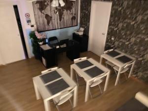 A television and/or entertainment centre at Villa Ghisolfa by Rhospitality it