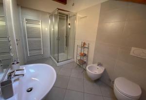 A bathroom at Villa Ghisolfa by Rhospitality it