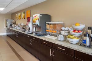 una cocina con una barra con tazones de fruta. en Comfort Inn Sunnyvale - Silicon Valley, en Sunnyvale