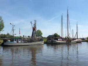 dos barcos están atracados en un cuerpo de agua en Wad'n Dream, en Moddergat