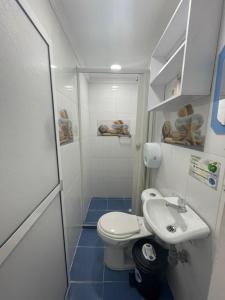 Casa Hotel Manco Mora في ميديلين: حمام صغير مع مرحاض ومغسلة