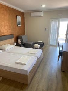 ein Schlafzimmer mit Bett, Schreibtisch und Fernseher in der Unterkunft Danubiana Apartments 7-8 in Kladovo