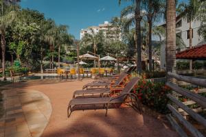 une rangée de chaises et de tables dans un parc dans l'établissement Rio Quente Resorts - Hotel Luupi, à Rio Quente