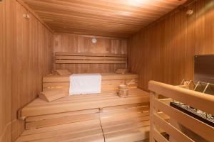 uma sauna de madeira com uma cama no meio em Hotel Tannenberg em Saalbach Hinterglemm