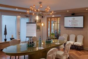 TV a/nebo společenská místnost v ubytování Boutique Hotel SEITNER HOF München Pullach