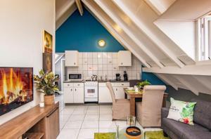 een woonkamer met een bank en een keuken bij CityLife Apartments in Willemstad - big 2 bedroom apartment in top floor - H in Willemstad