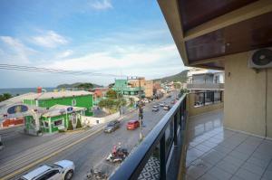 een balkon met uitzicht op een stadsstraat bij 1038 - Apartamento com vista para o mar na Avenida De Bombinhas in Bombinhas