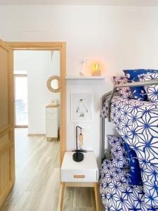 een slaapkamer met een stapelbed met blauw en wit bij Casa La Aduana in Montejaque