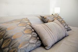Una cama con dos almohadas y una manta encima. en Luxury Senator Apartments, en Costa Teguise 14 fotos más