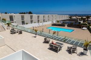 uma imagem de uma piscina num hotel em Luxury Senator Apartments em Costa Teguise