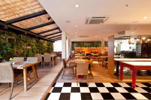 Um restaurante ou outro lugar para comer em eSuites Savassi Toscanini