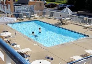 una gran piscina con 2 personas. en Baymont by Wyndham Kalamazoo East, en Kalamazoo