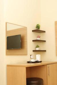 TV a/nebo společenská místnost v ubytování AYAAKAJE GUEST HOUSE