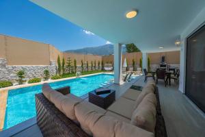 The swimming pool at or close to Luxury 4-Bed Villa with private pool and Jacuzzi