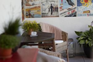 einen Tisch und Stühle in einem Zimmer mit Plakaten an der Wand in der Unterkunft Piltriquitron Lodging in Sankt Anton am Arlberg