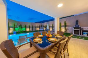 The swimming pool at or close to Luxury 4-Bed Villa with private pool and Jacuzzi