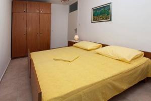 Posteľ alebo postele v izbe v ubytovaní Sara apartment Punta Omis near sandy beach