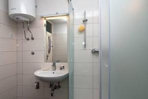 Kúpeľňa v ubytovaní Sara apartment Punta Omis near sandy beach