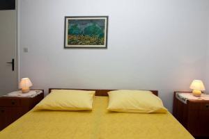Posteľ alebo postele v izbe v ubytovaní Sara apartment Punta Omis near sandy beach