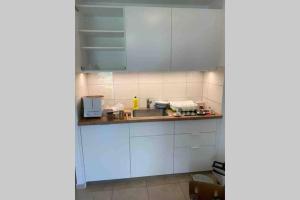 Kuchyňa alebo kuchynka v ubytovaní Sara apartment Punta Omis near sandy beach + 14 fotografií