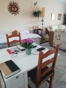 - un salon avec une table et des fleurs dans l'établissement Costa Nagüeles Milla de Oro, Vistas mar y Parking, à Marbella