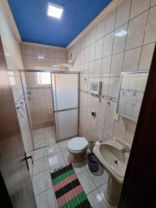 uma casa de banho com um WC e um lavatório em Pousada São Jeronimo em Chapada dos Guimarães