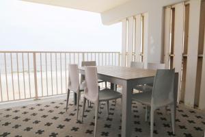 d'une salle à manger avec une table et des chaises sur un balcon. dans l'établissement Harbor House B4 Condo, à Gulf Shores