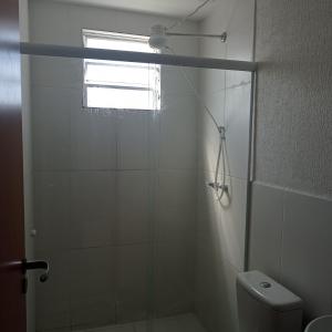 カンポス・ドス・ゴイタカゼスにあるLua E Agua Xのバスルーム(シャワー、トイレ付)、窓が備わります。