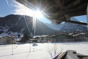 een uitzicht op een skipiste met de zon in de lucht bij Waldvilla am See in Pertisau