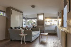 sala de estar con sofá y mesa en HouseBoat next to AMSTEL, en Ámsterdam