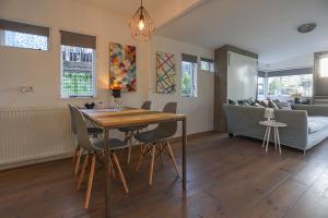 comedor y sala de estar con mesa y sillas en HouseBoat next to AMSTEL, en Ámsterdam