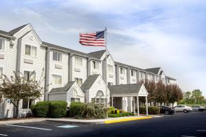 Un edificio con una bandiera americana sopra. di Knights Inn Allentown ad Allentown