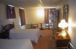 Postel nebo postele na pokoji v ubytování Old National Hotel