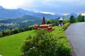 einer Bank, die auf einer Straße sitzt in der Unterkunft Möselberghof in Abtenau