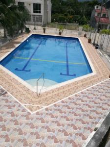 una gran piscina con suelo de ladrillo y suelo de baldosa en Melgar-Tolima Casa la estrella, en Melgar