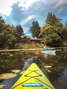 eine Person in einem Kajak auf einem Fluss mit in der Unterkunft Bramblebank Cottages in Harrison Hot Springs